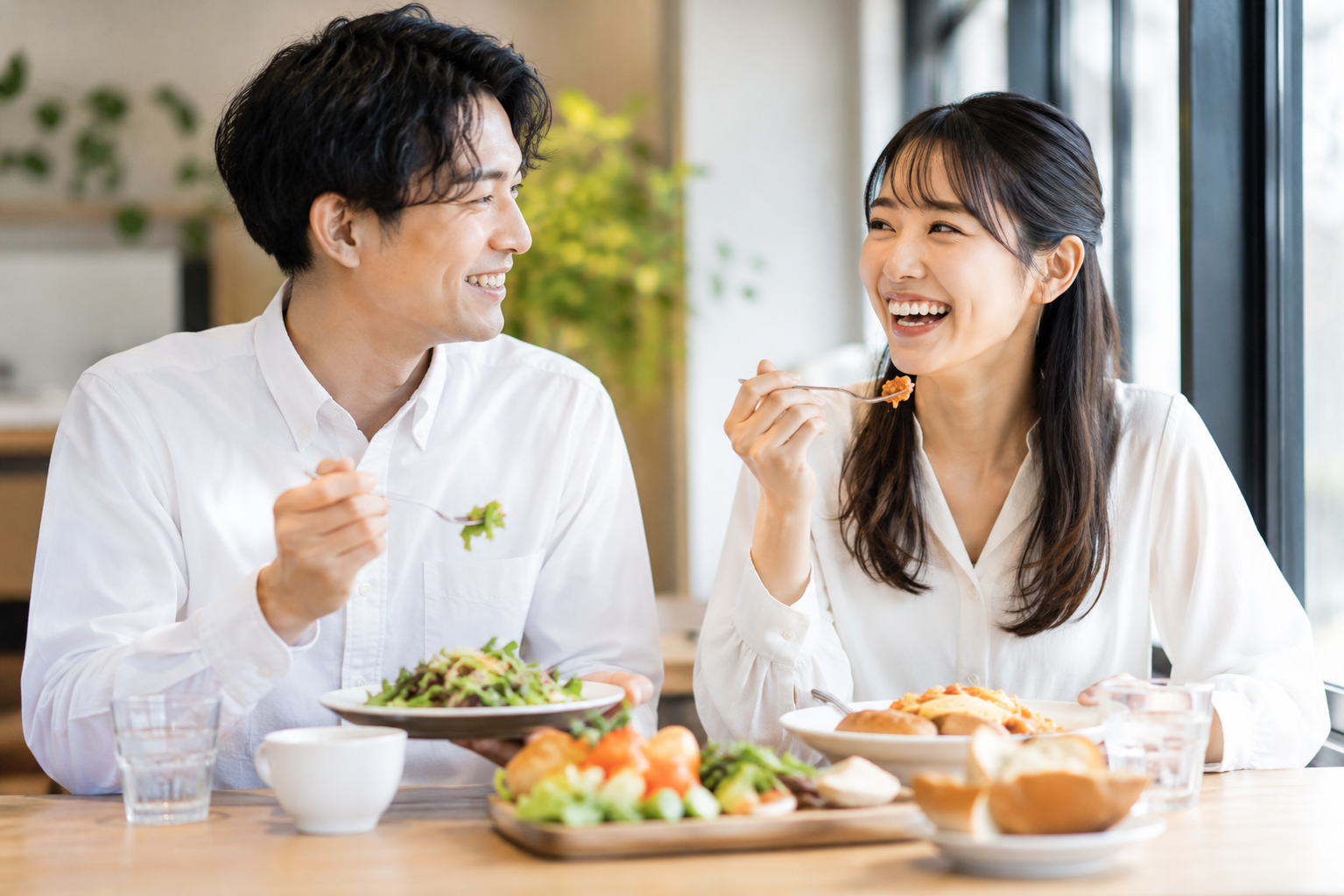 ホワイトニング後に食事を楽しむ男女イメージ