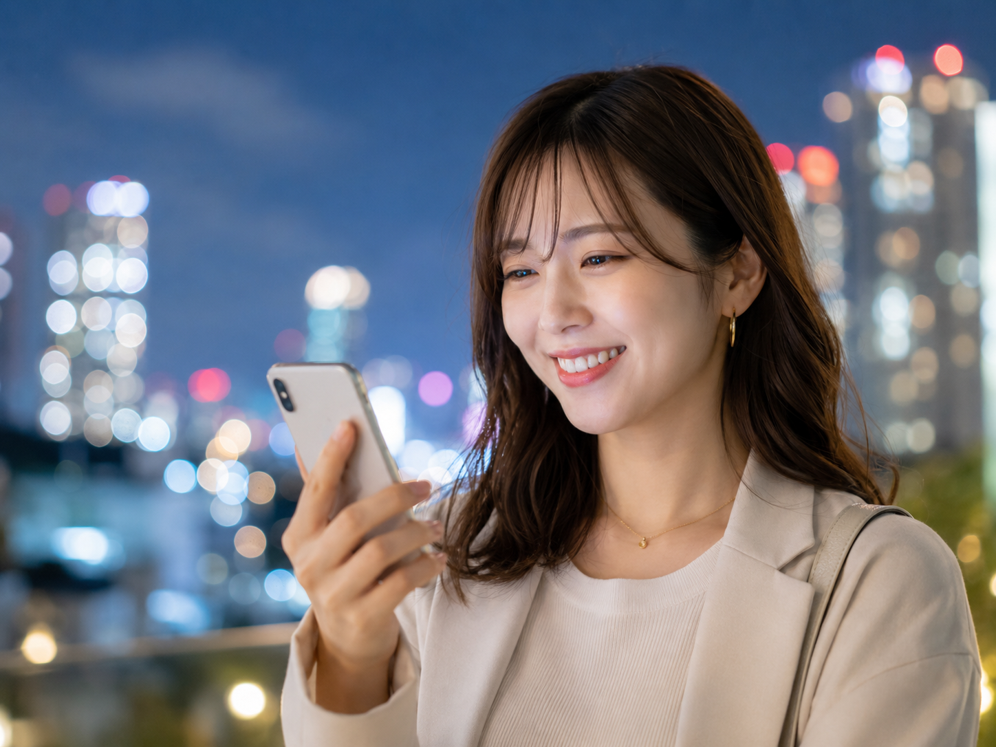 夜にスマートフォンでWhity渋谷店を予約する女性