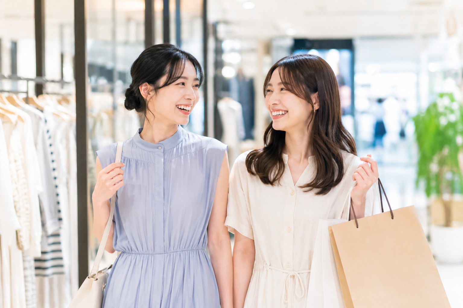 ホワイトニング後に買い物を楽しむ女性たち